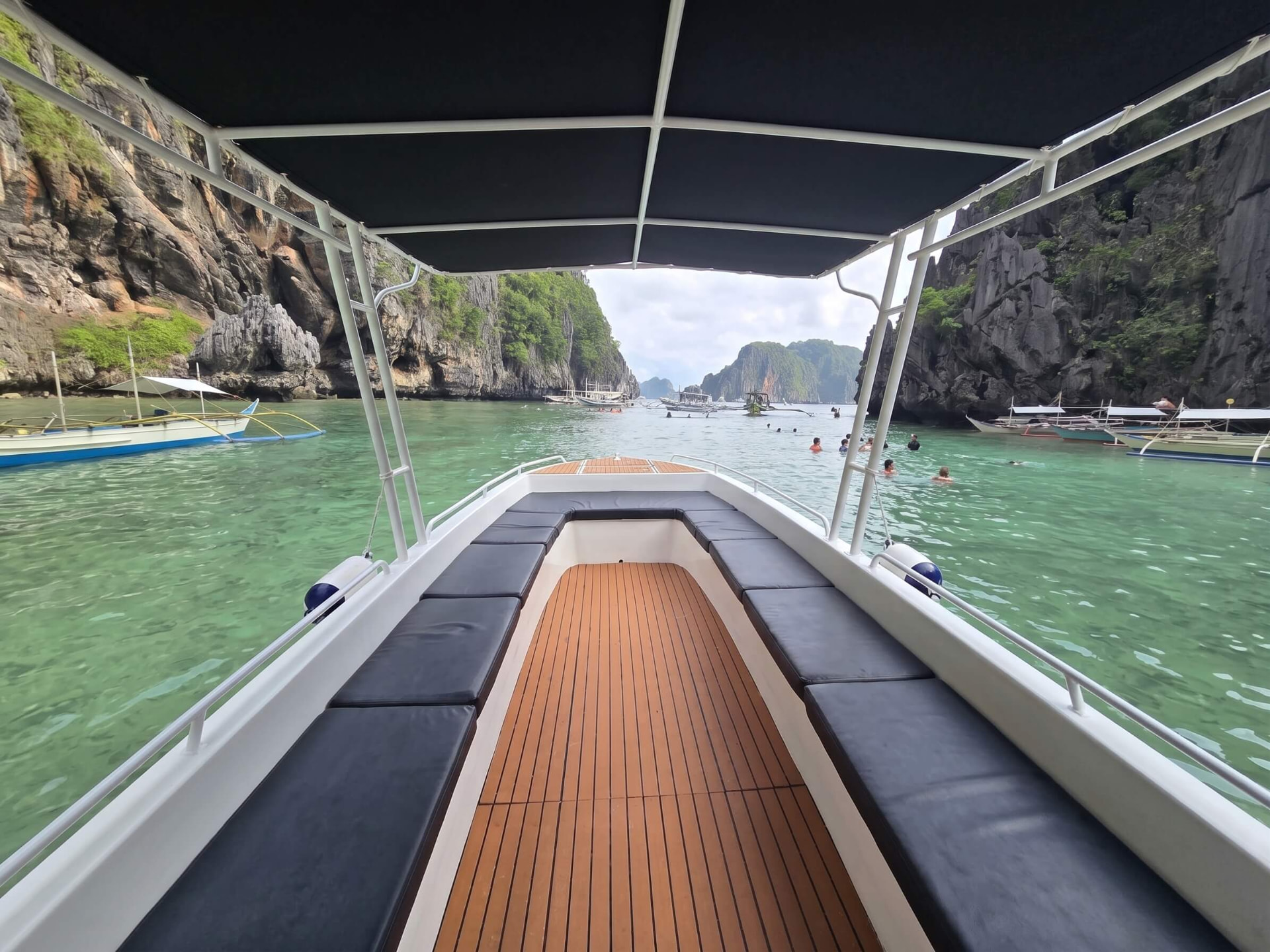 Antislip deck & padded cushions